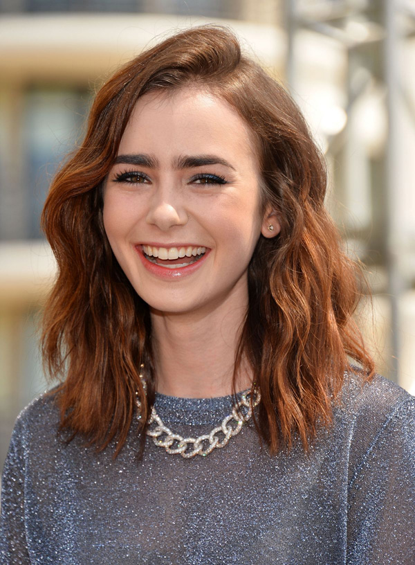 lily collins 佩戴宝曼兰朵珠宝宣传新片《圣杯神器》