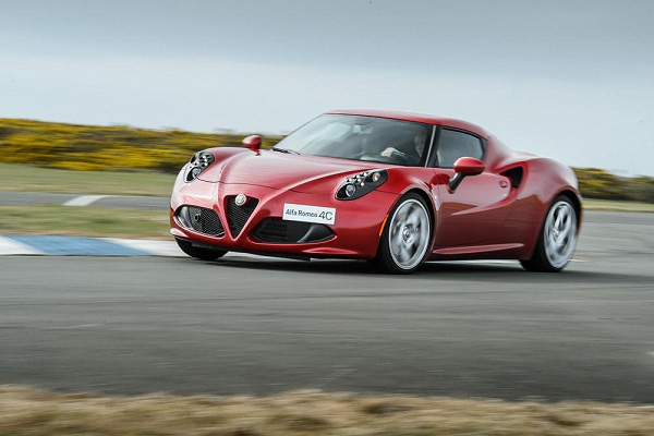 alfa romeo 4c 荣膺英国两项年度汽车大奖