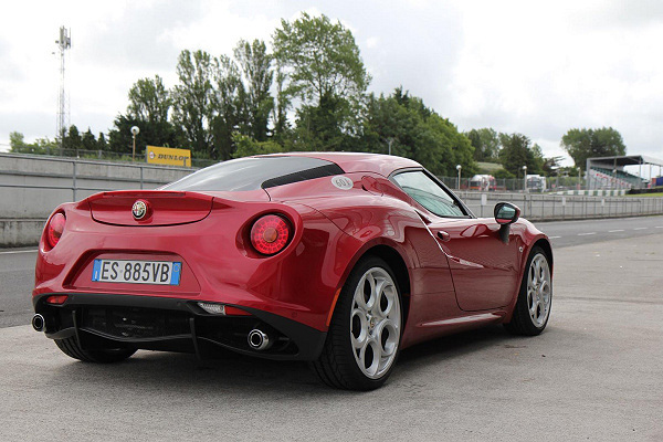 alfa romeo 4c 荣膺英国两项年度汽车大奖