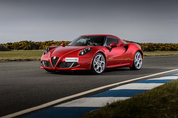 alfa romeo 4c 荣膺英国两项年度汽车大奖