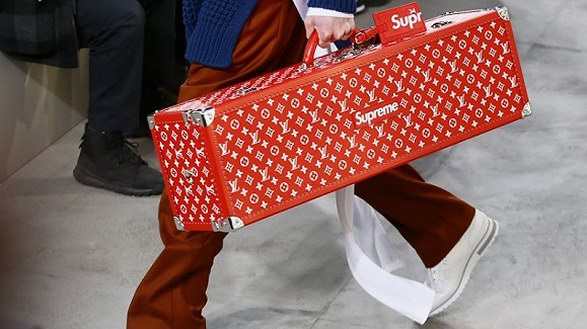 lv x supreme联名行李箱拍出88万元，爱马仕铂金包怎么看？